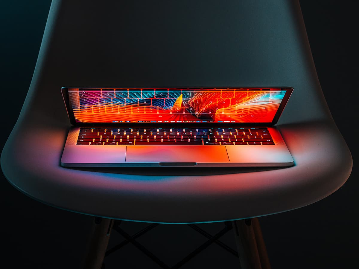 Un ordinateur portable sur une chaise